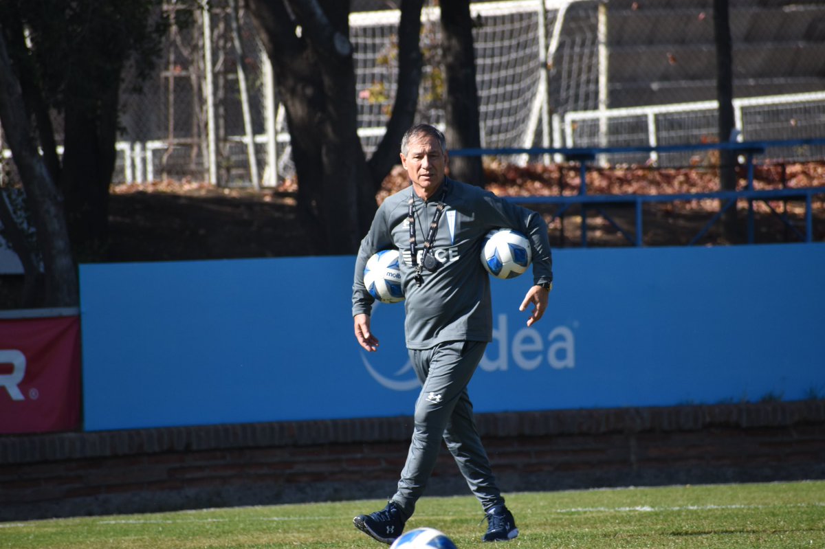 arielholan_DT's tweet photo. Feliz de estar de vuelta en mi casa en Chile 🇨🇱 @Cruzados ⚪️🔵
Muy agradecido por el cariño y la confianza en este momento del club. 
Hoy tuvimos nuestro primer día con los jugadores y ya comenzamos con todo el trabajo que tenemos por delante. 
Vamos todos juntos 🙌🏻 https://t.co/l8m78iESjv
