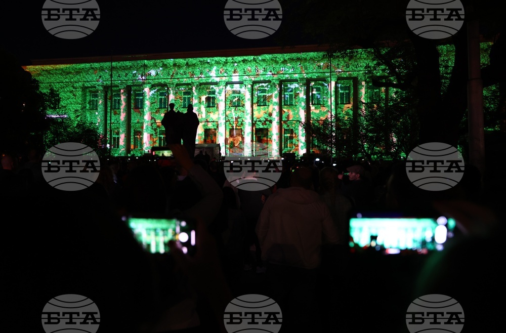 BTAnewsBG's tweet photo. #ДенятНаЕвропа бе отбелязан със светлинен 3D спектакъл на фасадата на Националната библиотека "Свети свети Кирил и Методий". 

#българскигласовезаевропа 🇧🇬 🇪🇺 https://t.co/n560JBaEyX