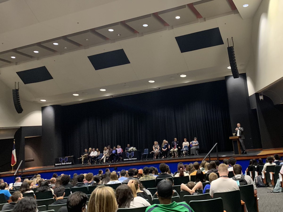 Hebron_HS's tweet photo. It’s 2022 #HawkAwards time! A huge congratulations to our Sophomores and Juniors who received Hawk Awards from your teachers🏆 we are so impressed with your work ethic all year long and want to commend you on a job well done!! https://t.co/pOnDuQuJTy