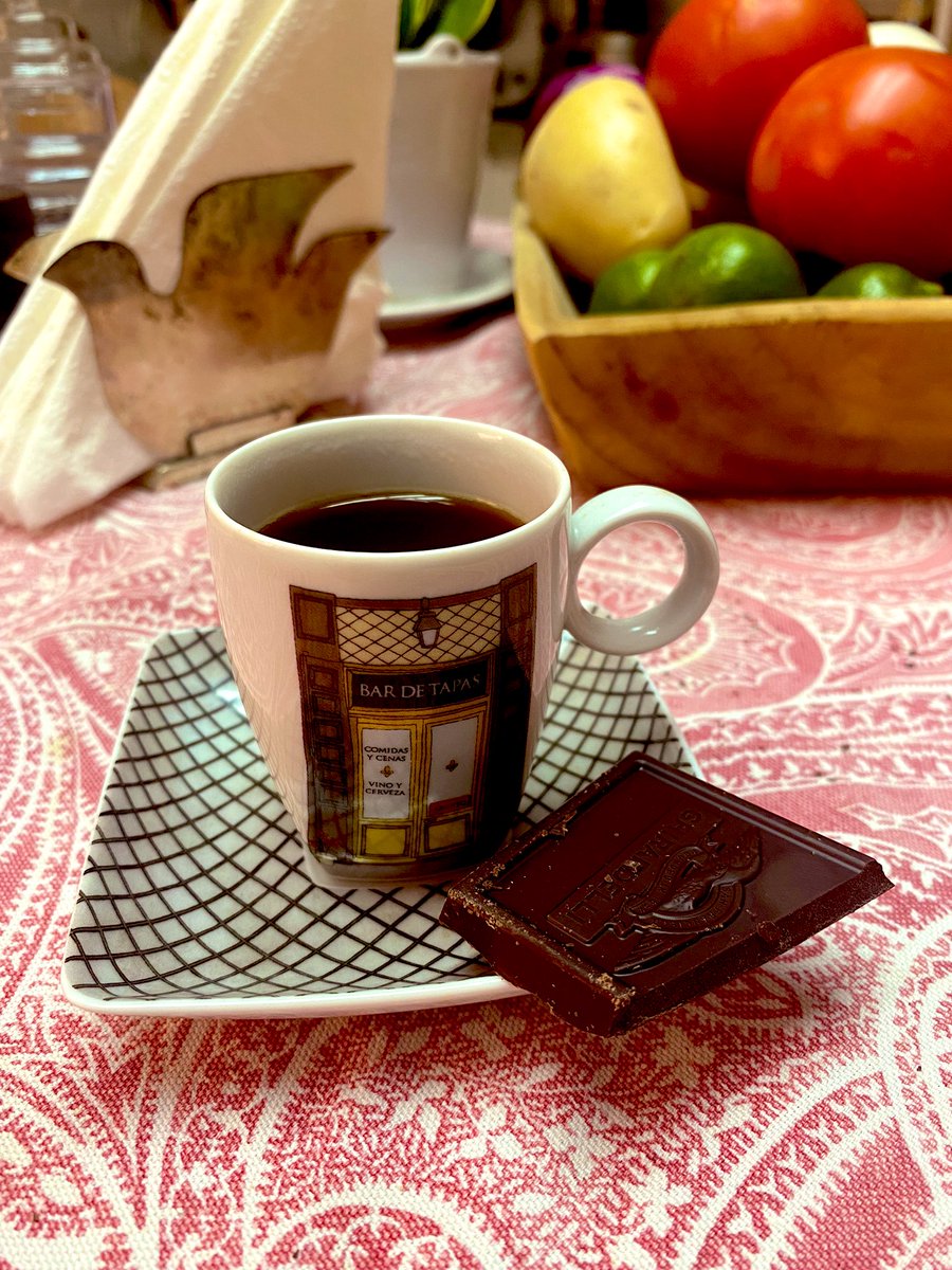 aleidarobles's tweet photo. #IntenseDark by #Ghirardelli y un corto con cáscara de naranja. La vajilla by #VistaAlegre.
-
-
#LaBuenaMesa. https://t.co/C6YSpuncgp