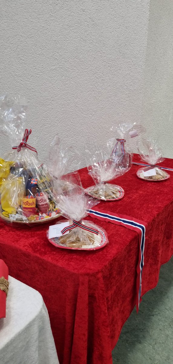 NidaKajal's tweet photo. Forberedelser til grunnlovsmiddag 2022!🥳🇧🇻🇧🇻
#lajnanorge
#amjnorway
#17mai
#javielsker
#lajnaimailahnorge
#islamahmadiyyat https://t.co/Z6DLlMM9lb