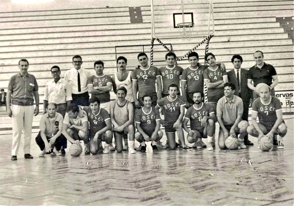 AgrasFernando's tweet photo. Periodistas de Galicia contra el resto de España posando con la camiseta del Bosco #AsTravesas Europeo Junior 1968 #CesarNavascues (12) #VicenteSalaner (4) #HectorQuiroga #PedroMacias (8) #RafaelBacigalupe(9) #AlbertoDelgado (11) 📷 Archivo #JustoConde (7) #historiabaloncestovigo https://t.co/aGnibXfzgB
