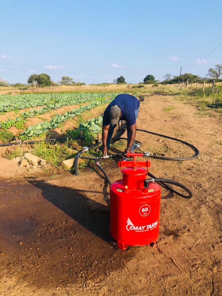 BenicaTheFarmer's tweet photo. In the line of Duty.
Fertigation💦
💫Potassium Nitrate+ Calcium Nitrate 9Kilogram on30LTankfor50X50 Square metre through Driplines😉When farming requires maths and science 😍 I'm grateful to be a Farmer 

Water soluble fertilizer too way cheaper and effective than the Granules https://t.co/os5svj2hjo