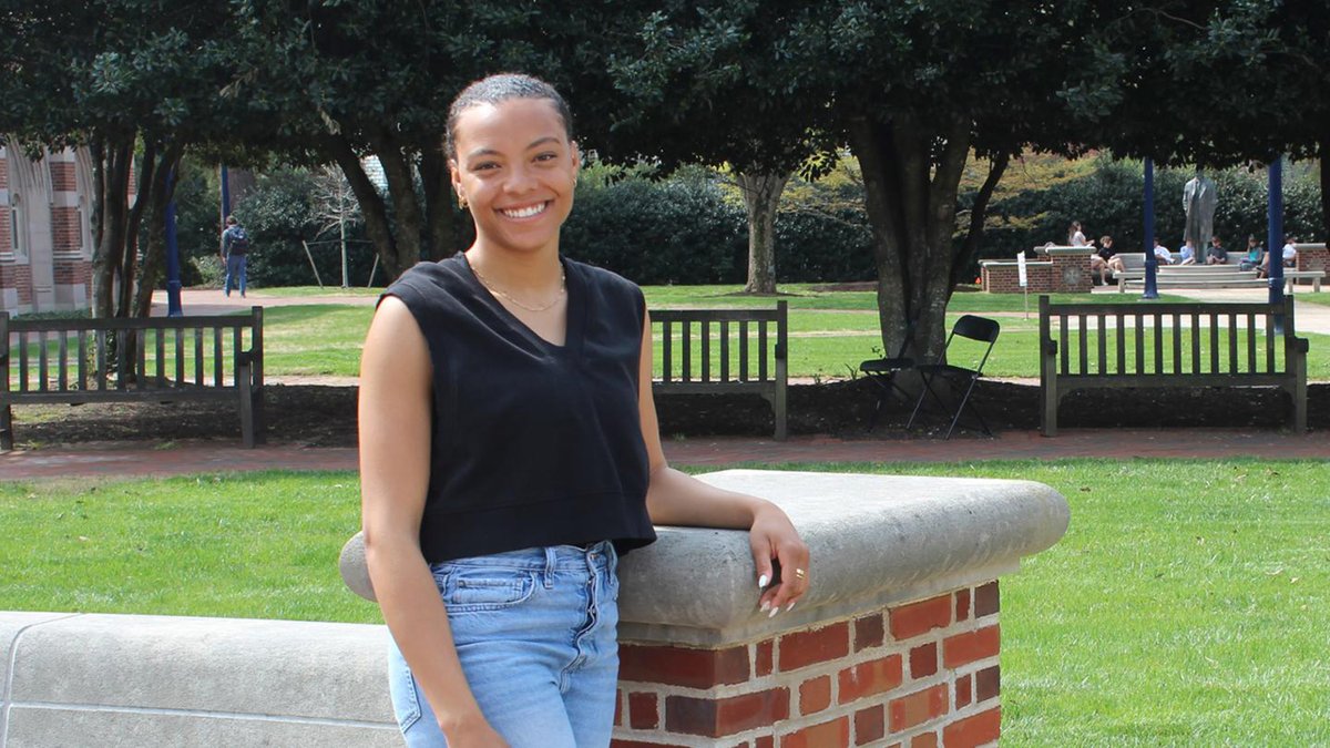 When new #Spider alum Kayla Woods, '22, wasn't spending 40 hours a week with <a href="/RichmondXCTF/">SPIDER XC&TF</a>, she was busy exploring the connection between housing, health, and education inequities. #SpiderPride ❤️💙🕷

Read about her research and Jepson internship below: jepson.richmond.edu/features/artic…