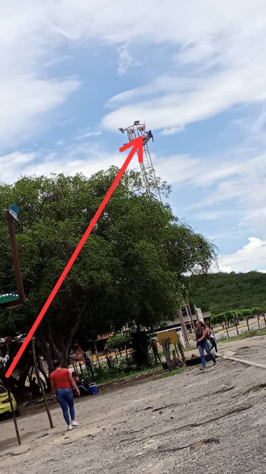 CaroraTv's tweet photo. Joven intenta saltar al vacio desde una torre de vigilancia en Sabaneta.
#CaroraTVNoticias https://t.co/vkPxTJH5Lf