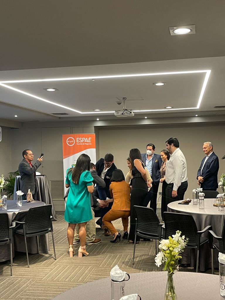 espae's tweet photo. En medio de la jornada los alumnos participantes se refirieron a la experiencia en #ESPAE; la que les ha aportado mucho en lo personal y profesional. Haciendo repaso resaltaron a sus grupos de amigos como los mejores activos que se llevan. #EMBA24 #EMBA25 https://t.co/aDtr8zH6Ug