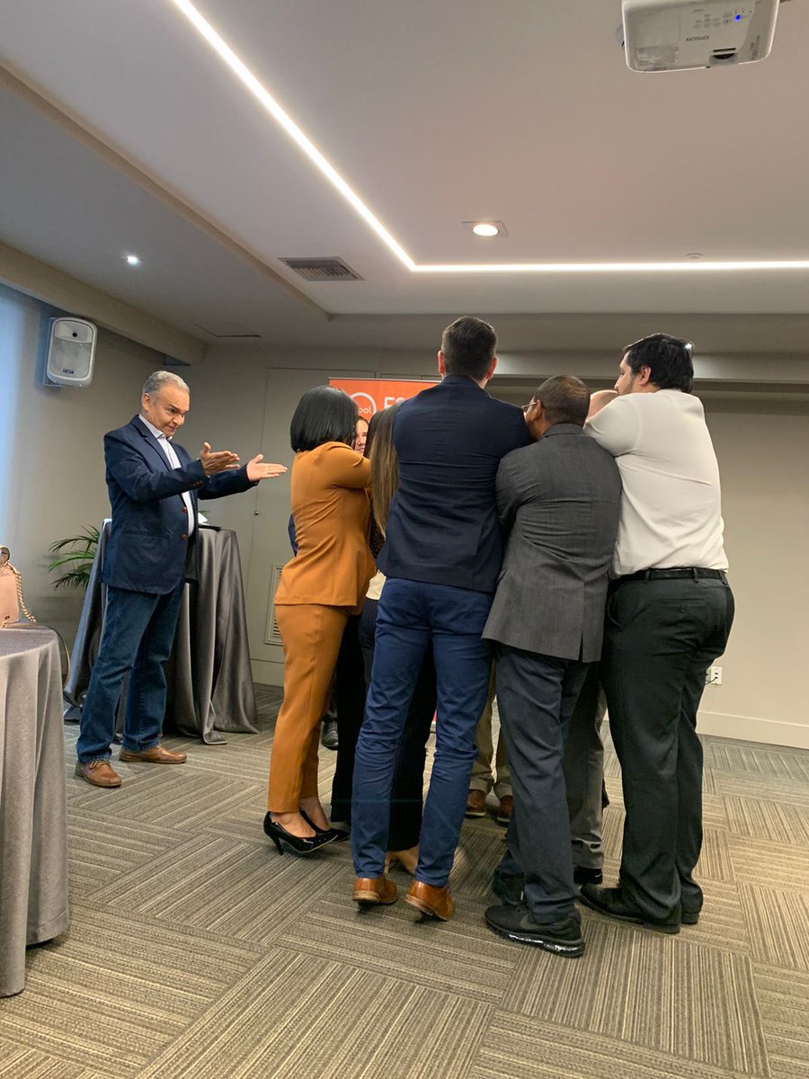 espae's tweet photo. En medio de la jornada los alumnos participantes se refirieron a la experiencia en #ESPAE; la que les ha aportado mucho en lo personal y profesional. Haciendo repaso resaltaron a sus grupos de amigos como los mejores activos que se llevan. #EMBA24 #EMBA25 https://t.co/aDtr8zH6Ug