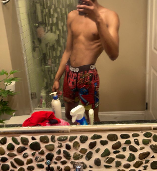 Watch Cumbucket 🪣's leaked NSFW photo on TwXstars