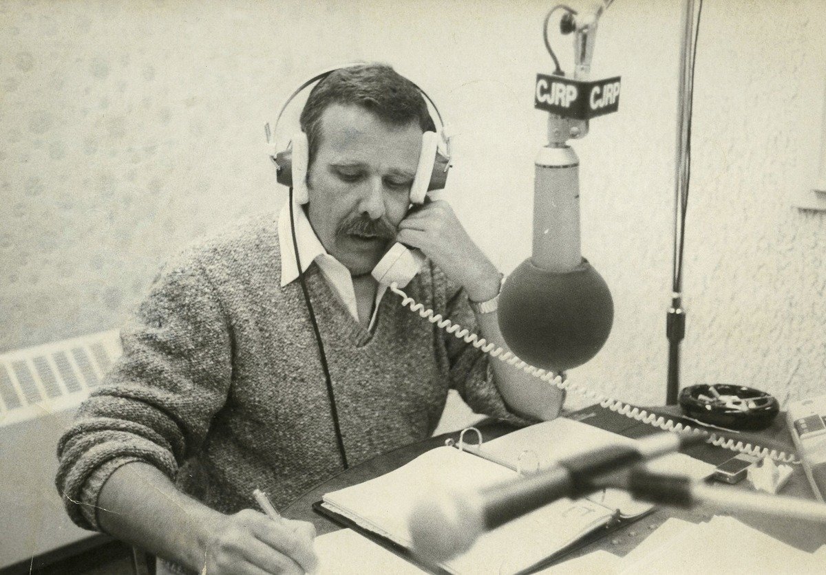 QubRadio's tweet photo. #Chronique | L'ancien animateur de radio #andrearthur a vécu une grande partie de sa vie sans impunité, lance @LeaStreliski 🗯️
«Je ne pense pas que, parce que quelqu'un meurt, il devrait être lavé de l'entièreté des torts qu'il a causés dans sa vie.»
🎧 https://t.co/WQDetW4MIa https://t.co/7u5aJRP392