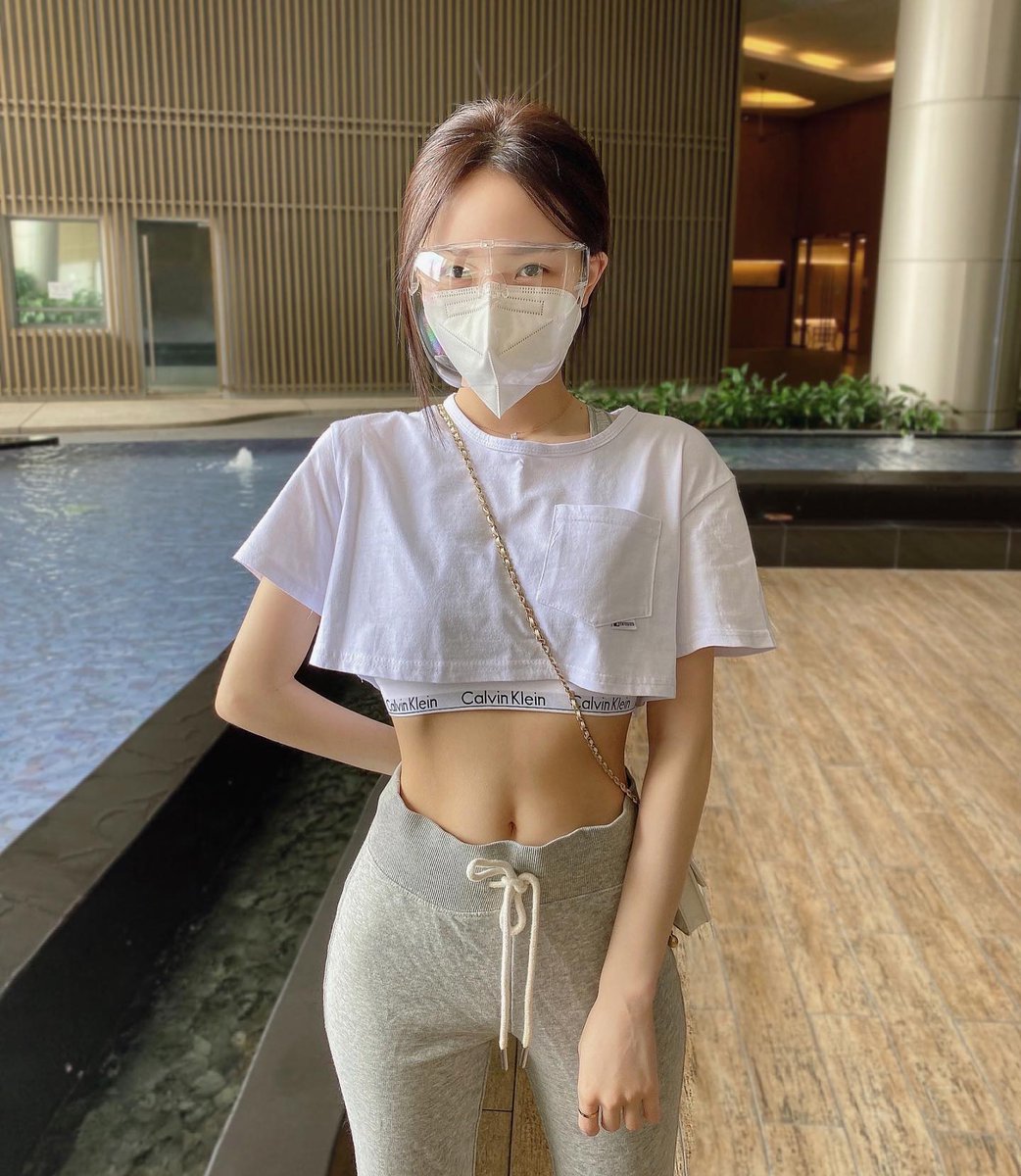 srooo84's tweet photo. Go walking around, it's free today~~ 🙂🙃 #KimMe https://t.co/RvhxYQcmbW