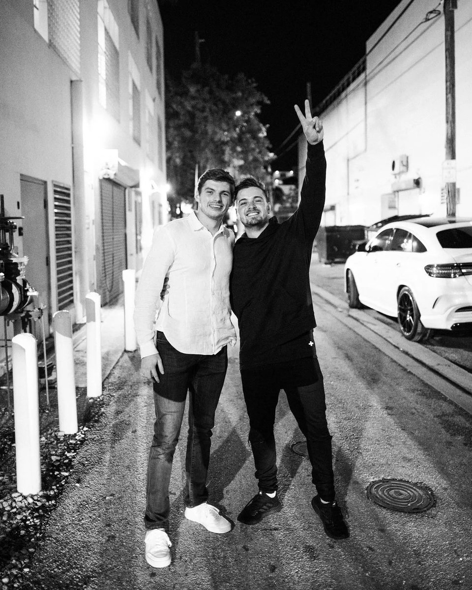 MartinGarrix's tweet photo. MIAMI I LOVE YOU! @Max33Verstappen @Zedd @drewtaggart @DaveGrutman https://t.co/vvhQDwqJGi