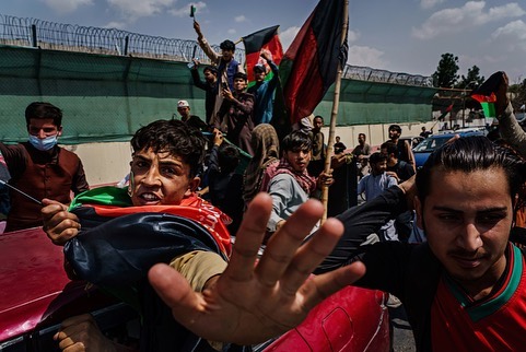 EAWorkshop's tweet photo. We're beyond excited for EAW alumni Marcus Yam @yamphoto for winning 2022 Pulitzer Prize for Breaking News Photography for his coverage of the fall of Afghanistan to the Taliban. Your work is inspiring and we couldn't be more proud of you! https://t.co/5stHn5rhWR