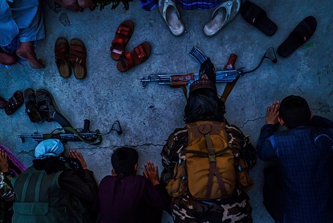 EAWorkshop's tweet photo. We're beyond excited for EAW alumni Marcus Yam @yamphoto for winning 2022 Pulitzer Prize for Breaking News Photography for his coverage of the fall of Afghanistan to the Taliban. Your work is inspiring and we couldn't be more proud of you! https://t.co/5stHn5rhWR