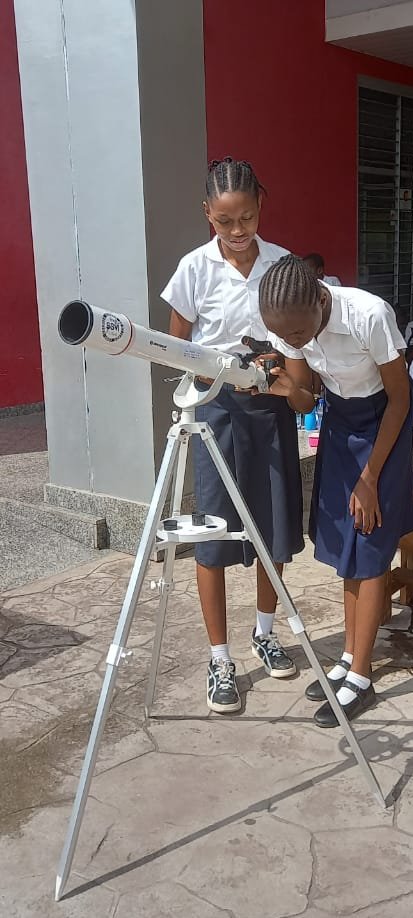 Le télescope de la semaine de la science est arrivé à l'école. @lliziba

Il a été accueilli en pompe!  

🥳Merci pour le cadeau Mme Raissa Malu, <a href="/DoraMuanda/">Dora Muanda</a>  et toute l'équipe de la #SST9.

😊Mr. <a href="/maramkaire/">Maram KAIRE #ASTÉROIDE 35462</a>, les futures astronomes arrivent.

MERCI! 
<a href="/ScienceRDC/">Semaine Science RDC</a> <a href="/JGrootaerd/">Jeanpierre grootaerd</a>