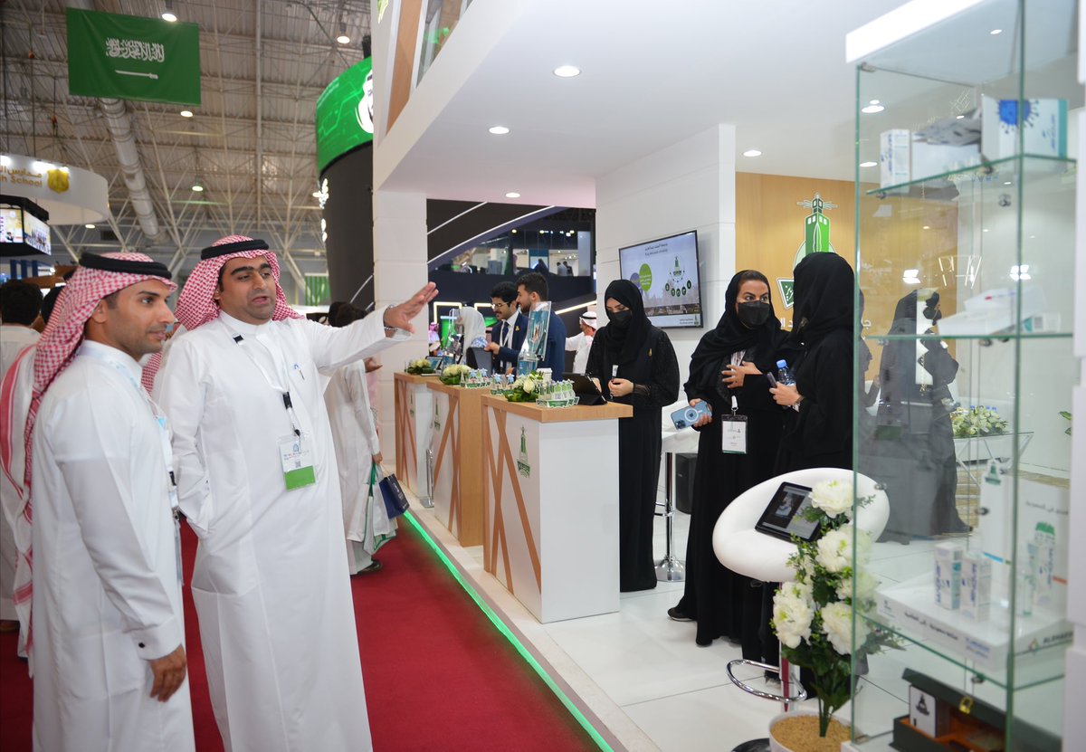 KAU_Events's tweet photo. جناح #جامعة_الملك_عبدالعزيز بمؤتمر ومعرض التعليم الدولي 2022 يشهد زيارة عدد من المسؤولين والزوار للاطلاع على الأنشطة والإنجازات والابتكارات https://t.co/HATVJpvuOt
@mohe_sa https://t.co/vIo0LFYfa0