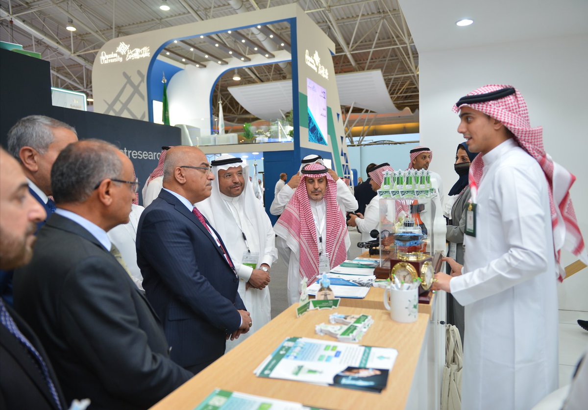 KAU_Events's tweet photo. جناح #جامعة_الملك_عبدالعزيز بمؤتمر ومعرض التعليم الدولي 2022 يشهد زيارة عدد من المسؤولين والزوار للاطلاع على الأنشطة والإنجازات والابتكارات https://t.co/HATVJpvuOt
@mohe_sa https://t.co/vIo0LFYfa0