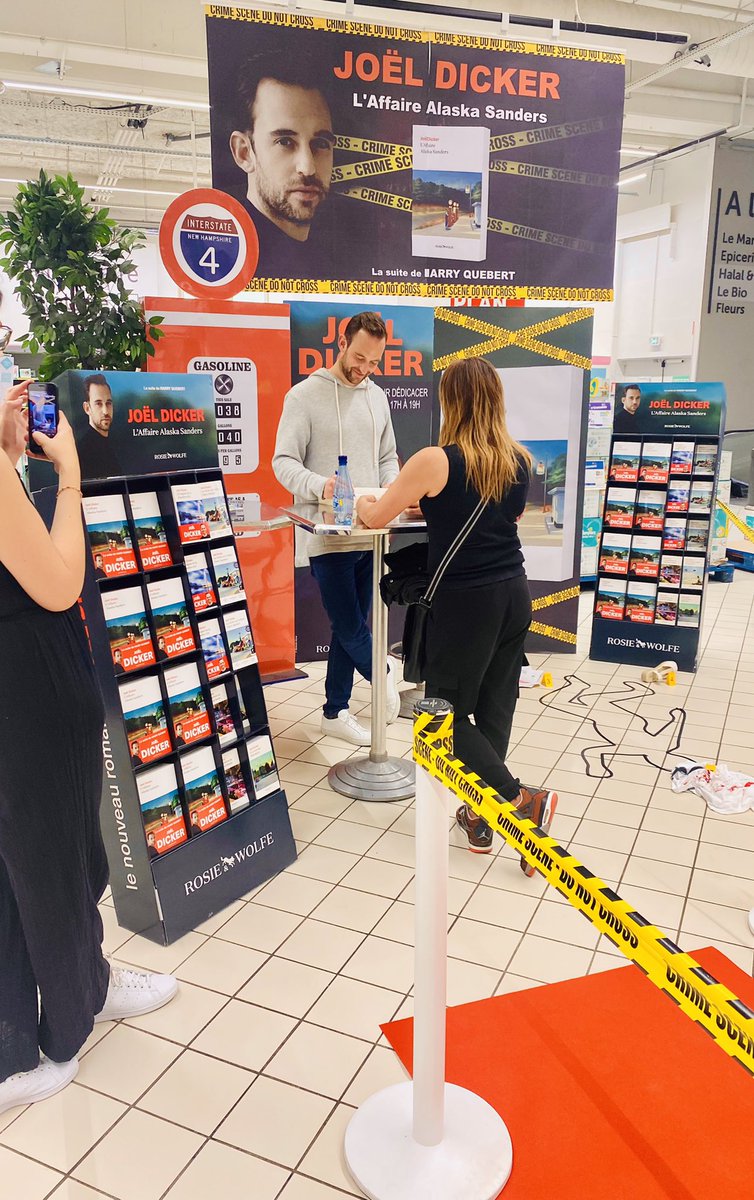 AmandineLevine's tweet photo. Nous avons eu la chance d’accueillir @JoelDicker aujourd’hui pour une dédicace de son dernier livre ! Merci à lui d’avoir pris du temps avec chaque client. Un très beau moment 🤩 #carrefourcarrésénart #joeldicker https://t.co/6qMqyc05Sm