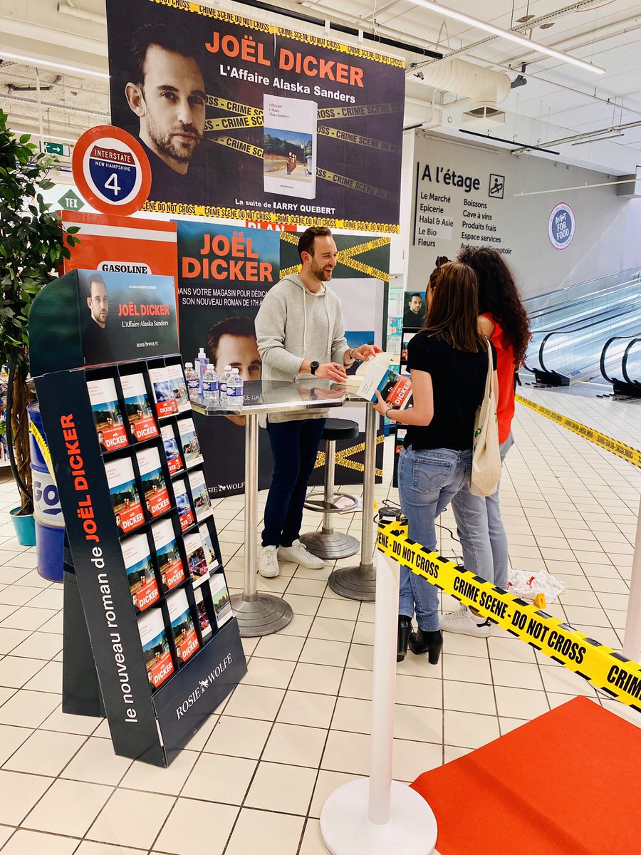 AmandineLevine's tweet photo. Nous avons eu la chance d’accueillir @JoelDicker aujourd’hui pour une dédicace de son dernier livre ! Merci à lui d’avoir pris du temps avec chaque client. Un très beau moment 🤩 #carrefourcarrésénart #joeldicker https://t.co/6qMqyc05Sm