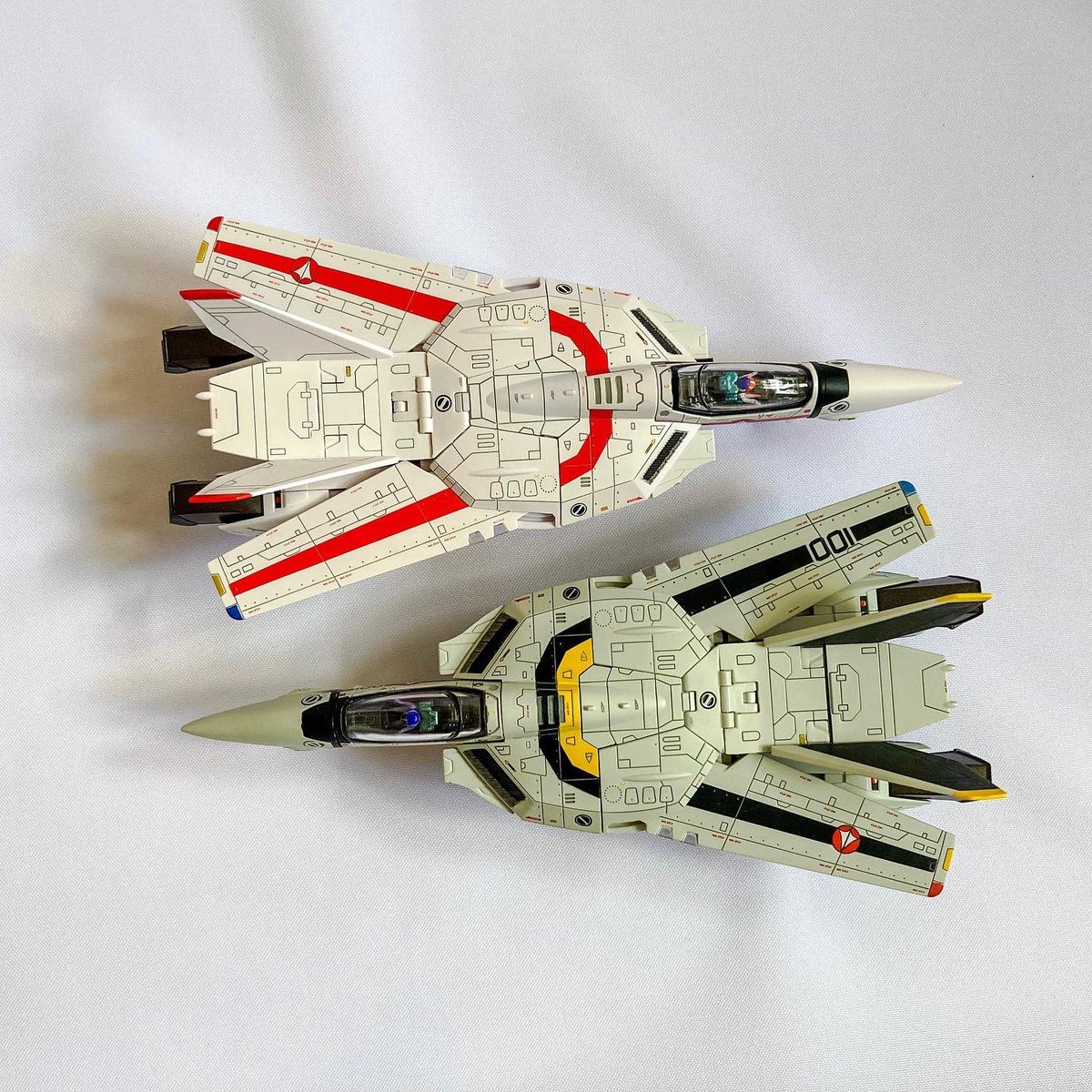 flowerdoz's tweet photo. Back to basics : Vf-1S (Roy Focker, ロイ・フォッカ ) &amp; Vf-1J (Hikaru Ichijyo, 一条 輝) scale 1/72 by #kitzconcept
Try them, they are beautiful and solid ! (and affordable)
#macross #マクロス #valkyrie
#VF1 #battroid #anime80 https://t.co/ijBbPO7I1E