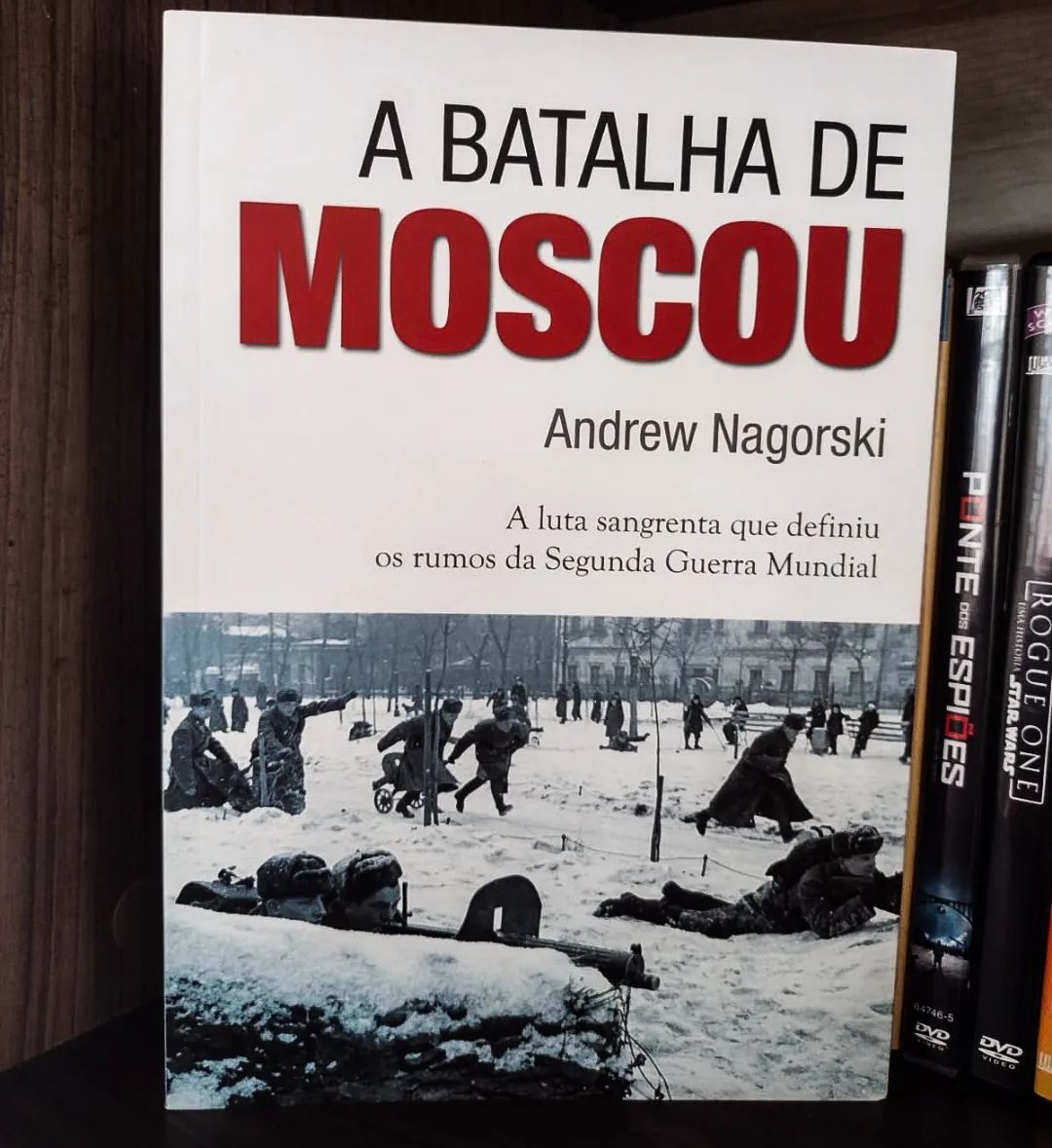 CurvaLiteraria's tweet photo. Saudações literárias! Vamos começar mais uma semana com RESENHAS! Óbvio que é da nossa editora parceira @editoracontexto publicando sempre obras de qualidades. Bora pra resenha? Segue nossa #Thread #EditoraContexto #Skoob #ABatalhaDeMoscou https://t.co/MSY15EBPYg