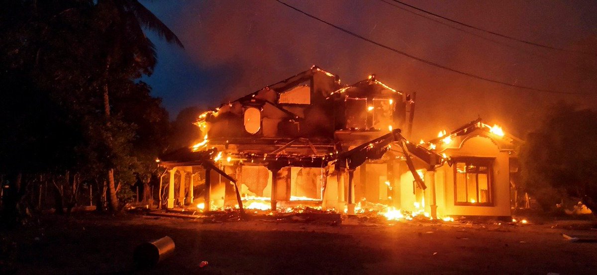 DurgiPavan's tweet photo. 🔴 Red alter in lanka #SriLankaCrisis https://t.co/5ALRvNYXlY