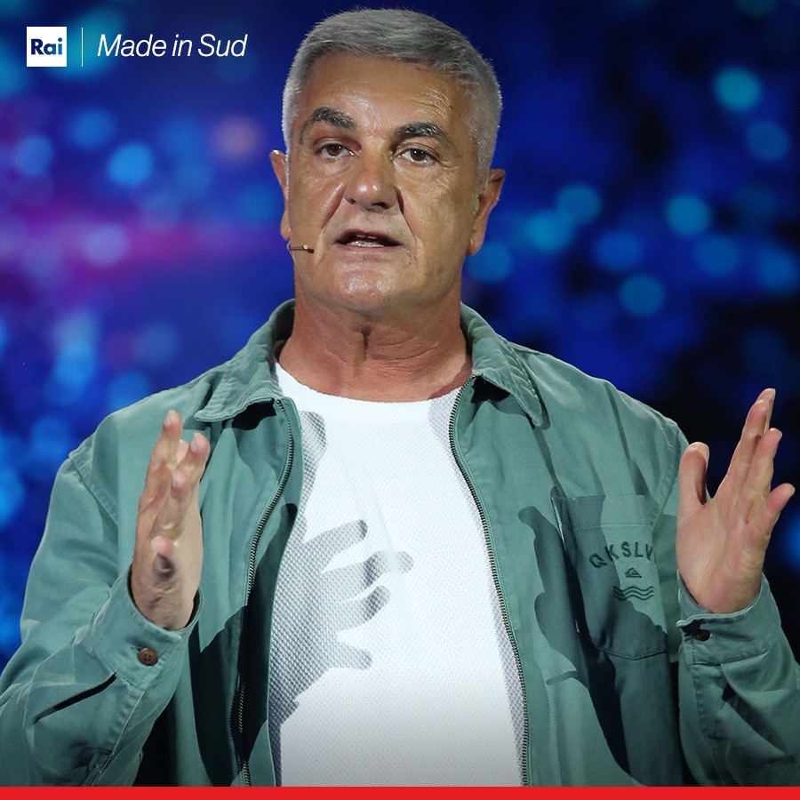 RaiDue's tweet photo. Un uomo una garanzia: #SimoneSchettino ππππ #Madeinsud #Rai2 @madeinsud_rai https://t.co/orS2nsXqLN