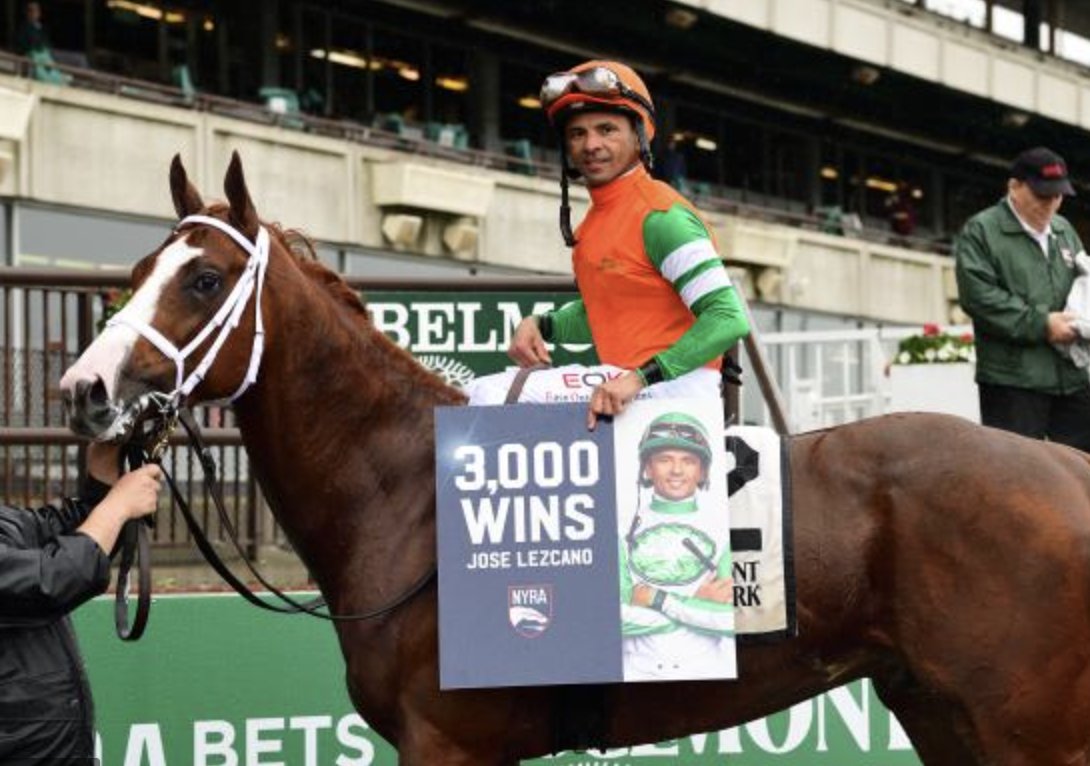 José Lezcano registra la victoria número 3.000 de su carrera a bordo de First Constitution.
El jinete panameño montó el ganador número 3000 de su carrera en Flat Out Stakes el viernes en Belmont Park en Nueva York donde se llevo 4 victorias ese día.