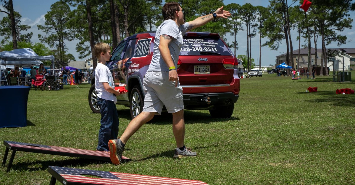 The_USO's tweet photo. Guests enjoyed yard games, giveaways &amp; more at Seabee Day in Mississippi. Thanks to everyone who made this an event to remember! #BeTheForce 💪 https://t.co/e9IY29jp4r