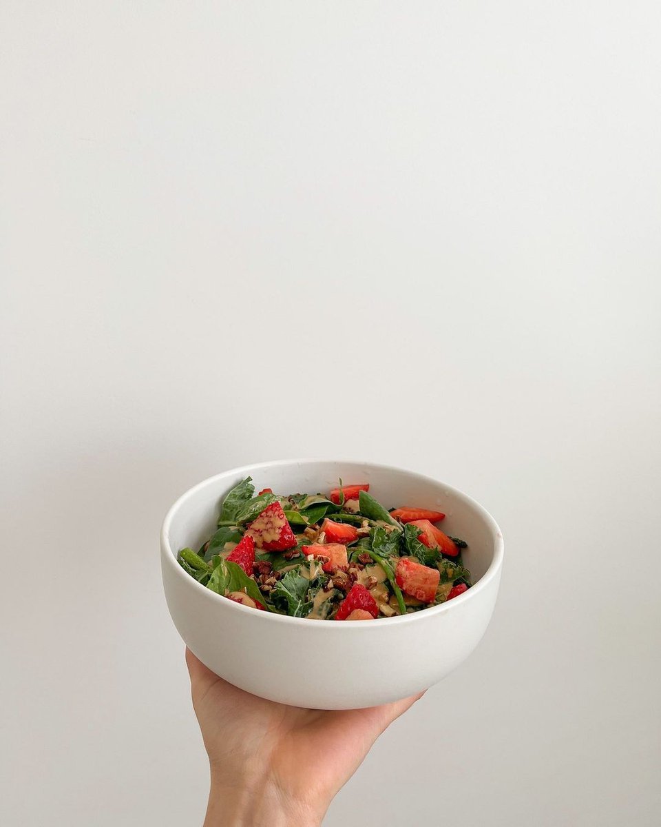 TreeClicks's tweet image. How do you eat sustainably? 🌿⁠
⁠
A sustainable eating pattern consists of mostly plant-based foods. Also, the diet does not exceed energy needs. Furthermore, focus on products that are local and in season. 🍓⁠ treeclicks.com
⁠
Picture by @naturallycadie⁠