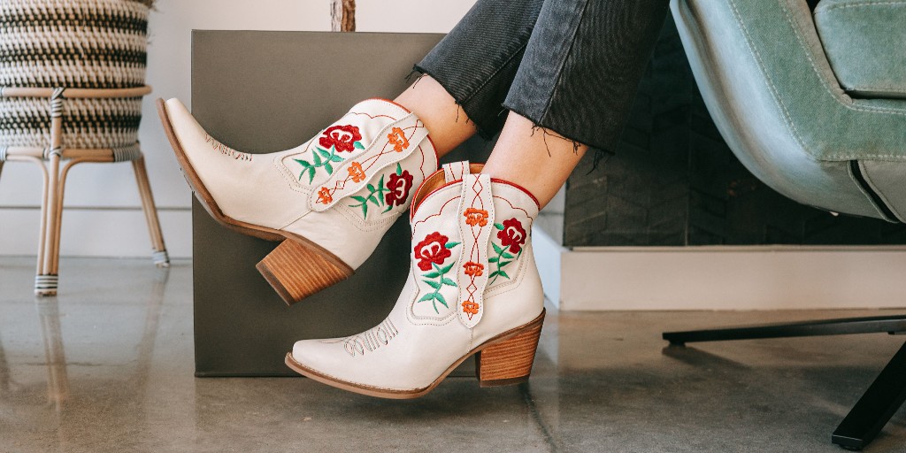SHOEBACCA's tweet photo. This is what girls actually want when they say they want flowers. 🌹

https://t.co/4RCbG8GXDn

#Boots #WomensBoots #WomensShoes #Shoes #WesternStyle #WesternFashion #Fashion #SpringBoots #SpringFashion #DingoBoots #Dingo1969 #Shoebacca https://t.co/NFEPoSgXzh