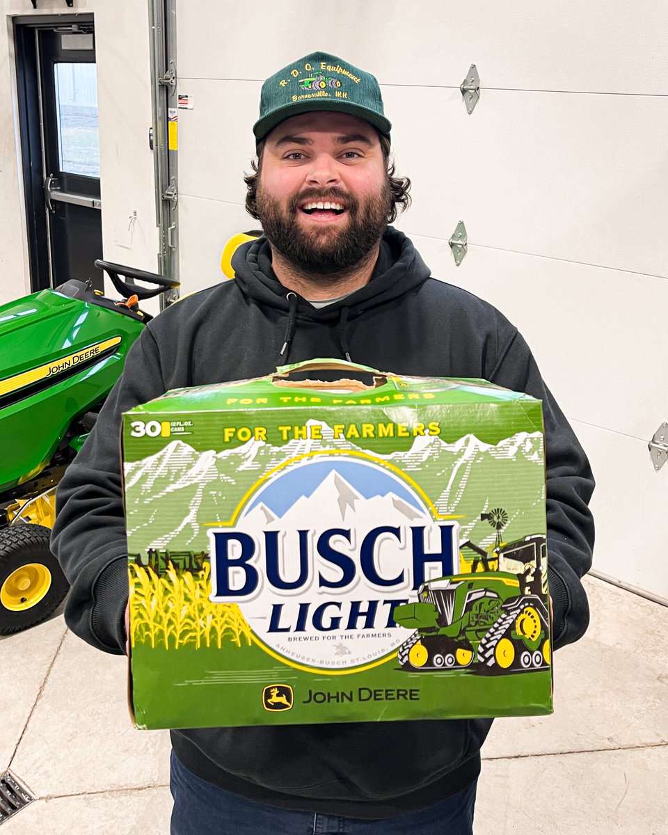 ohhyoubetcha's tweet photo. Have a Deere Beere for the farmers 🍻 @buschbeer https://t.co/v9RvB93y7x