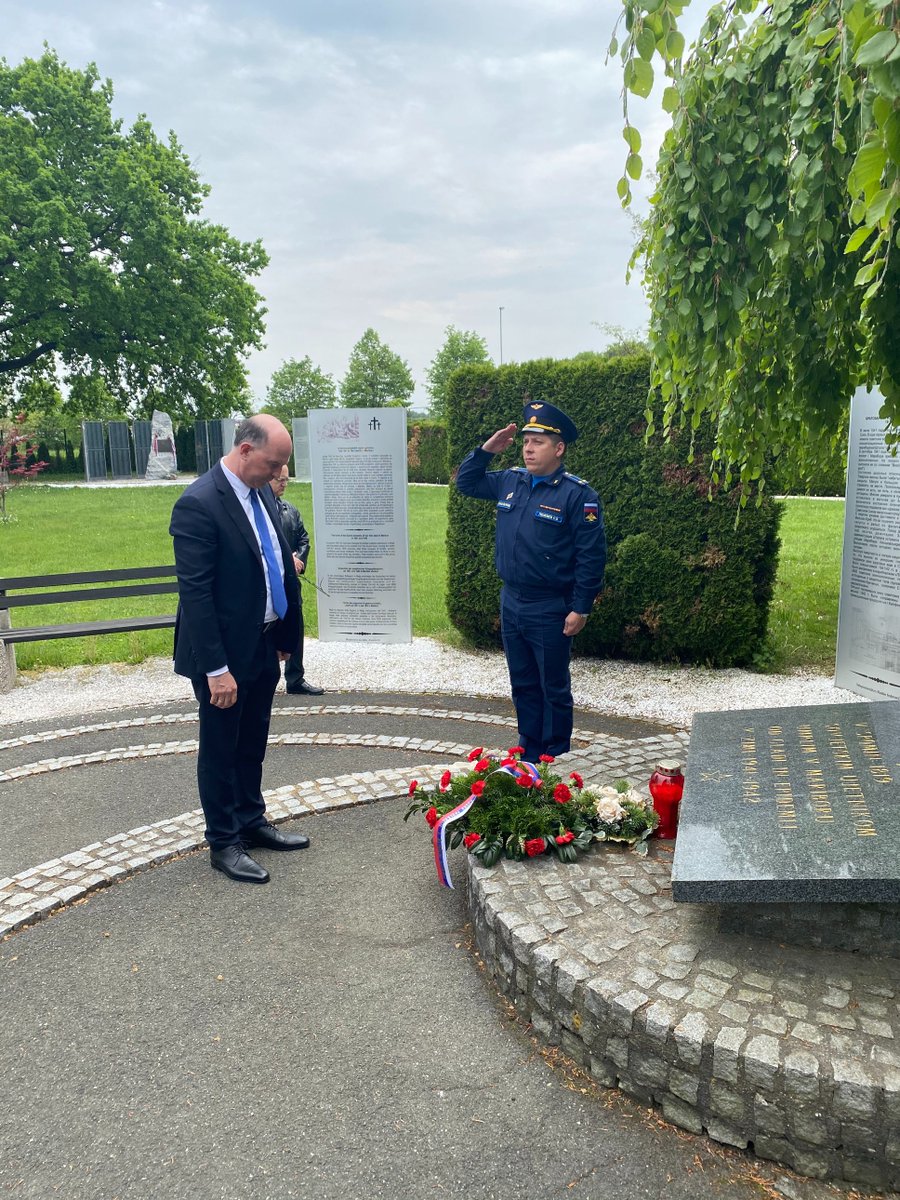 AmbrusSlo's tweet photo. О церемониях возложения венков к монументам советским воинам в г.Марибор и г.Мурска-Собота
https://t.co/oR2dLx8tXX
#Победа77 #деньпобеды2022 https://t.co/JWzkfnxDB0
