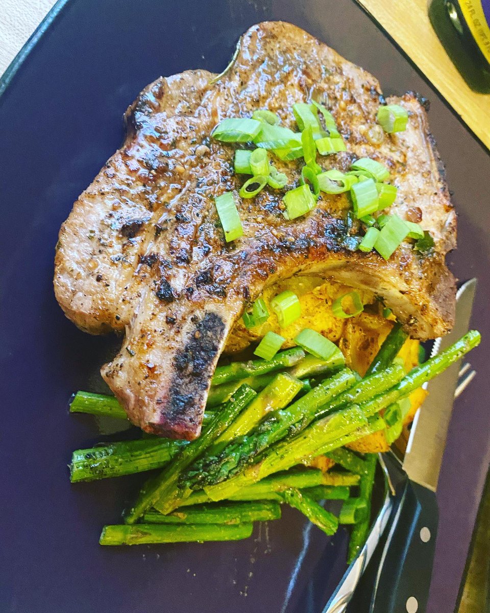mrpendragon91's tweet photo. Citrus rub pork chops with roast potato wedges and asparagus. A very filling and #delicious meal I came up with about a month ago. Often mistaken for steak at work 🤣

#athomechef #goodfood #Cooking https://t.co/AwPSHM2fPT