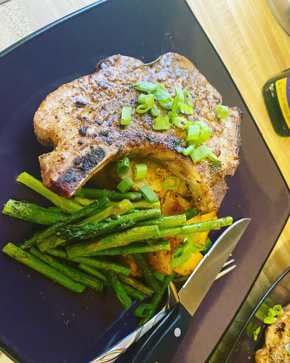 mrpendragon91's tweet photo. Citrus rub pork chops with roast potato wedges and asparagus. A very filling and #delicious meal I came up with about a month ago. Often mistaken for steak at work 🤣

#athomechef #goodfood #Cooking https://t.co/AwPSHM2fPT