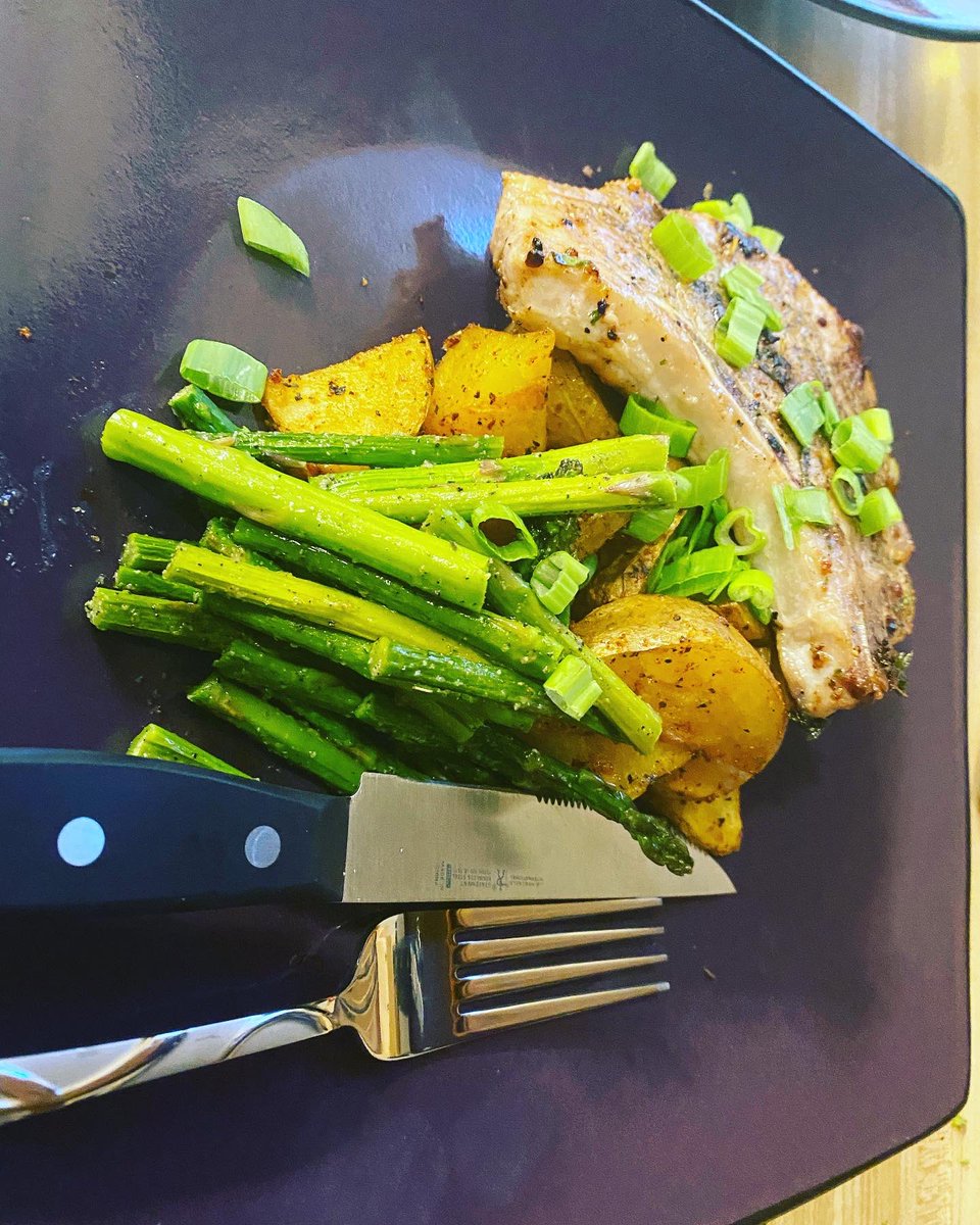 mrpendragon91's tweet photo. Citrus rub pork chops with roast potato wedges and asparagus. A very filling and #delicious meal I came up with about a month ago. Often mistaken for steak at work 🤣

#athomechef #goodfood #Cooking https://t.co/AwPSHM2fPT