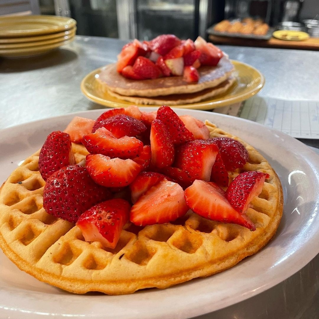 downtown_MB's tweet photo. 🧇🍓🥞 Good morning DTMB! It's time to settle the great breakfast debate, waffles OR pancakes? (it's ok to say both 😉)
📸: @unclebills_mb

#DowntownManhattanBeach #MBLocalLove #goodmorning #breakfast #breakfastbattle #thisorthat #waffles #pancakes #MBbreakfast #brunch #MBbrunch https://t.co/MwhrOVBM9O