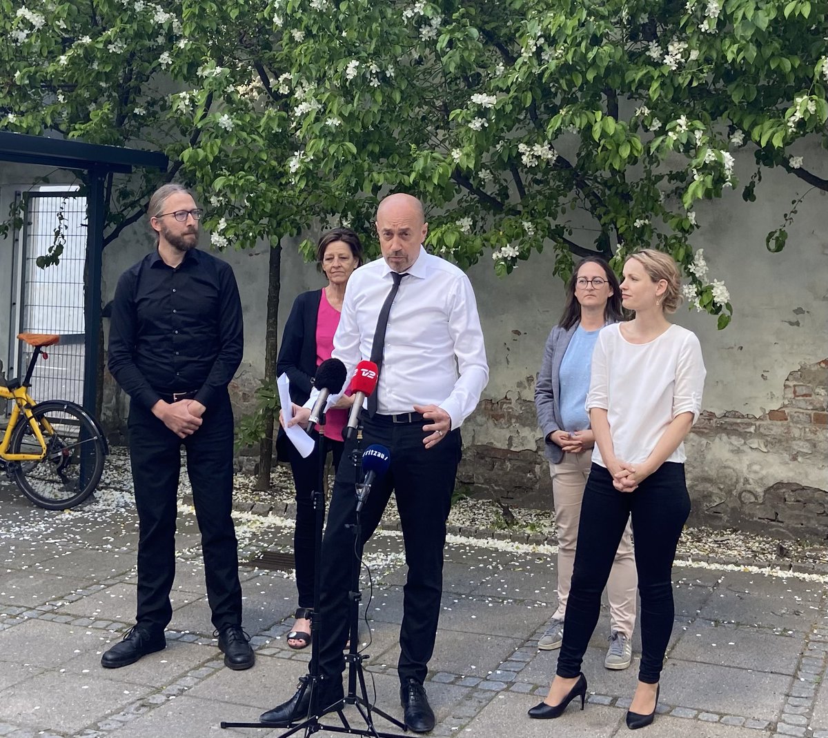 DKsundhed's tweet image. Mere personale på fødegangene og ret til to dages barselsophold eller hjemmebesøg. Det er hovedelementerne i den aftale om fødselsforholdene, som regeringen netop har landet med aftalepartierne bag finansloven. Læs mere her: 
sum.dk/nyheder/2022/m…