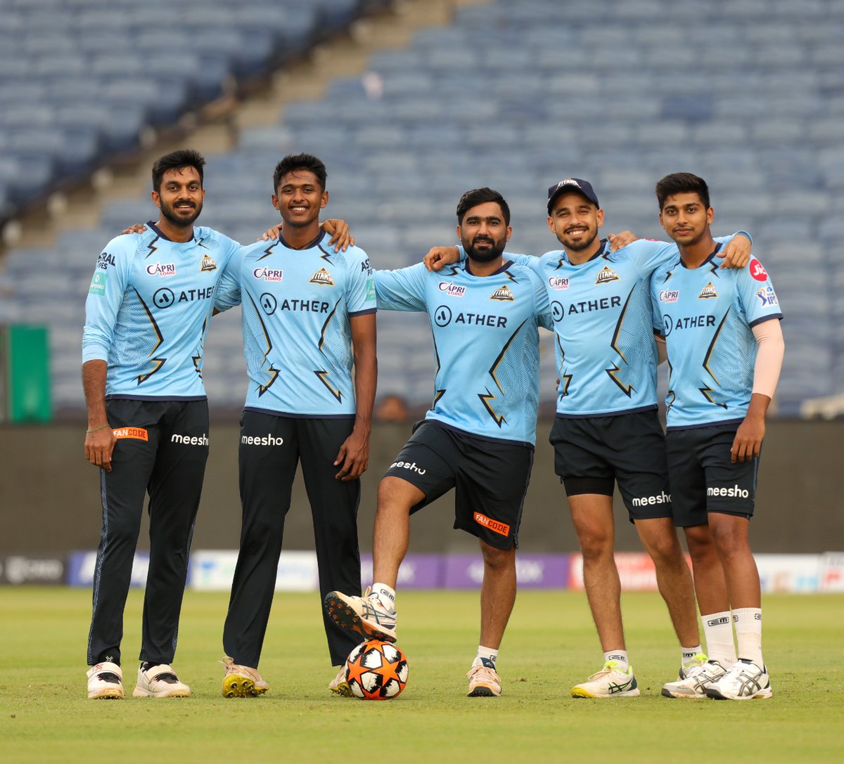 gujarat_titans's tweet photo. #TitansFAM, swipe right to see the game face on! 🤩

@vijayshankar260 @rahultewatia02 @Abhinavms36 @NalkandeDarshan 
#SeasonOfFirsts #AavaDe #LSGvGT https://t.co/wV8UKOlo0O