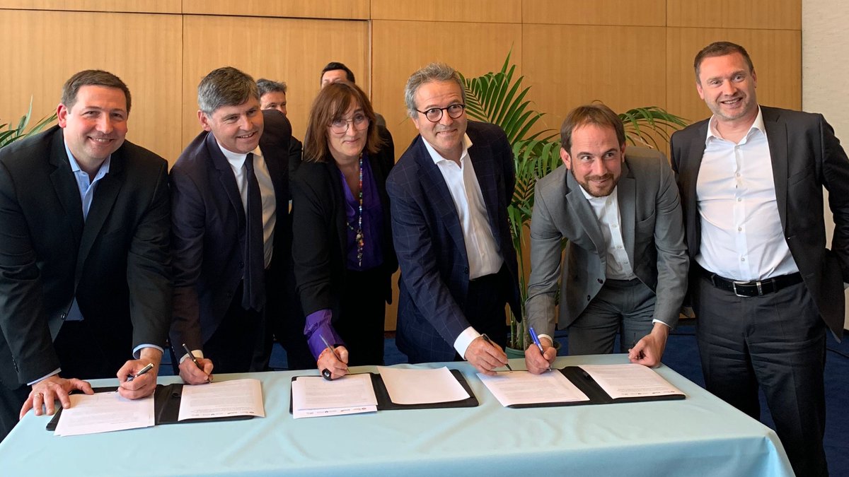 Est_Ensemble's tweet photo. 🖋 @PatriceBessac, président d'Est Ensemble, @HarvStev, maire de la @VilledeBondy, l'@APHP et l'@ARS_IDF ont signé, ce lundi 9 mai 2022, un accord de coopération pour la construction du Nouvel Hôpital Jean Verdier🏥à #Bondy en partenariat avec @Icade_Officiel et Immobel. https://t.co/mcZemvsyJw