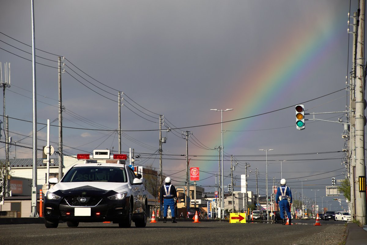 esuhai1991p's tweet photo. 虹🌈とパトカー🚨 https://t.co/7LZyQHvTRW