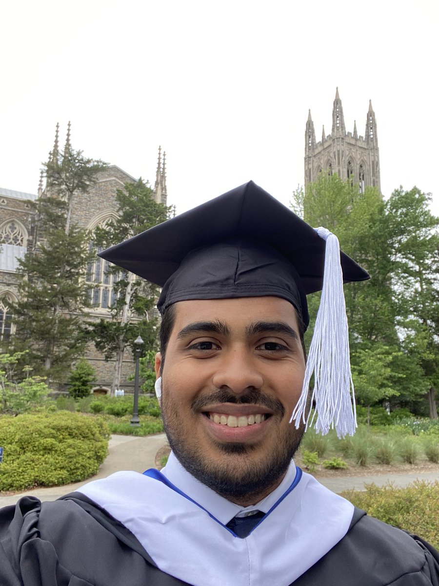 FdezBrea's tweet photo. Ayer di cierre a mi maestría de economía en Duke. Dos gratificantes años de profundo esfuerzo, aprendizaje y crecimiento, tanto personal como profesional. Ilusionado por las próximas etapas. #Duke2022 #GoBlueDevils https://t.co/v7RWyNmR66