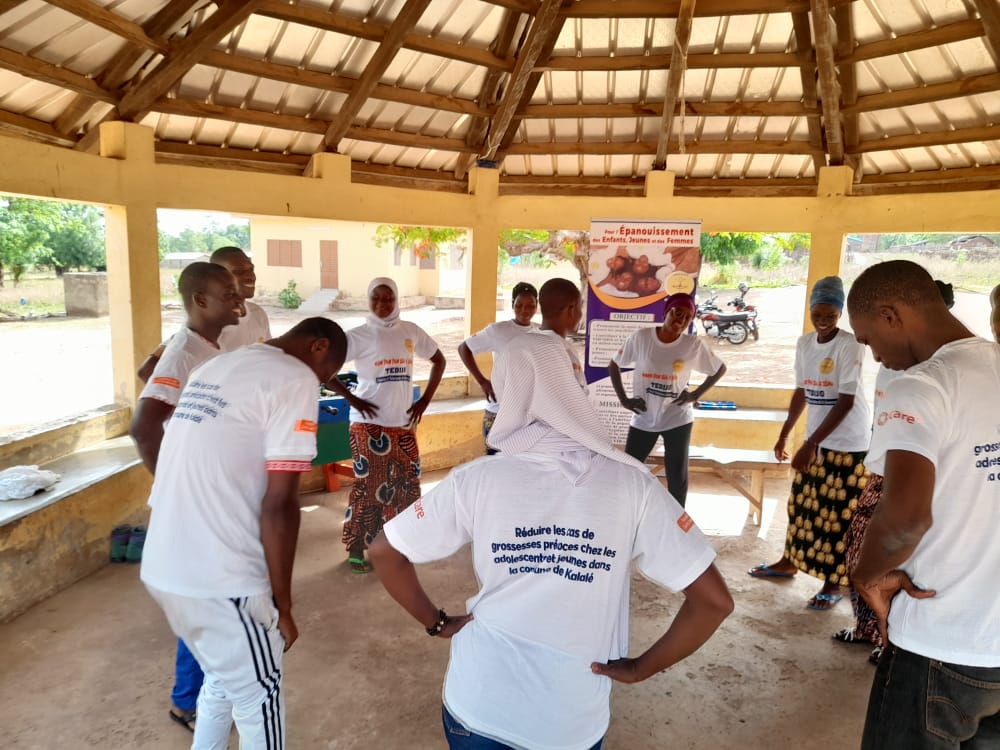 Asso_Barika's tweet photo. Nos ami.e.s des clubs extrascolaires* désormais en réseau pour amplifier les actions de promotion du #Droit à la #Santé_Sexuelle_et_Reproductive des Adolescent.e.s et Jeunes.
#Péonga a abrité l'activité ce dimanche 08/05/2022
#TEDIJO: #StopVBG #StopGND @CARE https://t.co/d9M7PWPwER