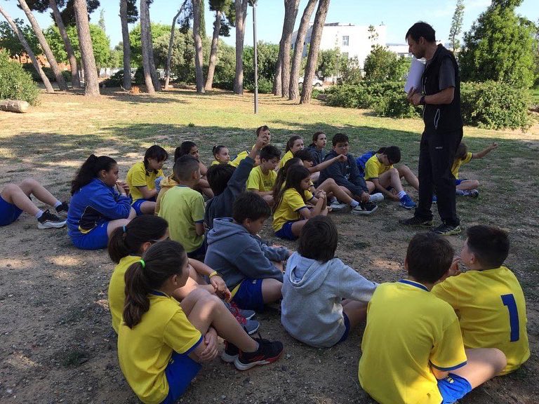 e_puigcerver's tweet photo. 🌿 Les classes de 4t hem anat al Parc del Lledoner a fer un Joc d'Orientació que ens ha preparat el Carles de l'empresa #Entrecamins.
👉 Ens han ensenyat a orientar-nos utilitzant el mapa🗺 i també hem après com funciona una bruíxola🧭.
Ens ho hem passat molt bé🥳. https://t.co/r3vJpunHjm