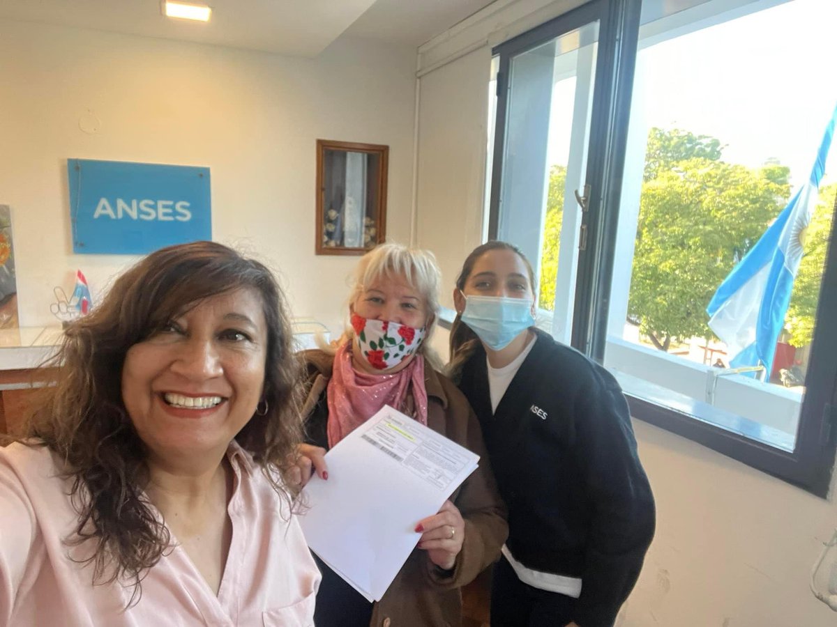 riojanoticia's tweet photo. El dato

✅️ Gestión  solo eso

Desde que @silviagaitan251 se hizo cargo de @AnsesLR_SG, la prioridad fue la atención de la gente.

Aquí, junto a Ana de 60 años quien llegó a tramitar su jubilación y lo hicieron en 30 minutos https://t.co/ia6K8xUjry