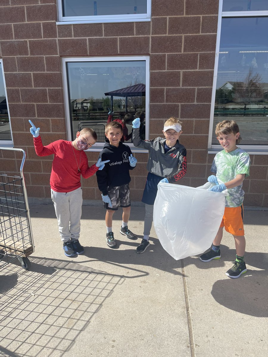 Our handy dandy quicker picker uppers, spending their recess making <a href="/MHEParker/">Mammoth Heights</a> better! #lovemhe #nelsong4