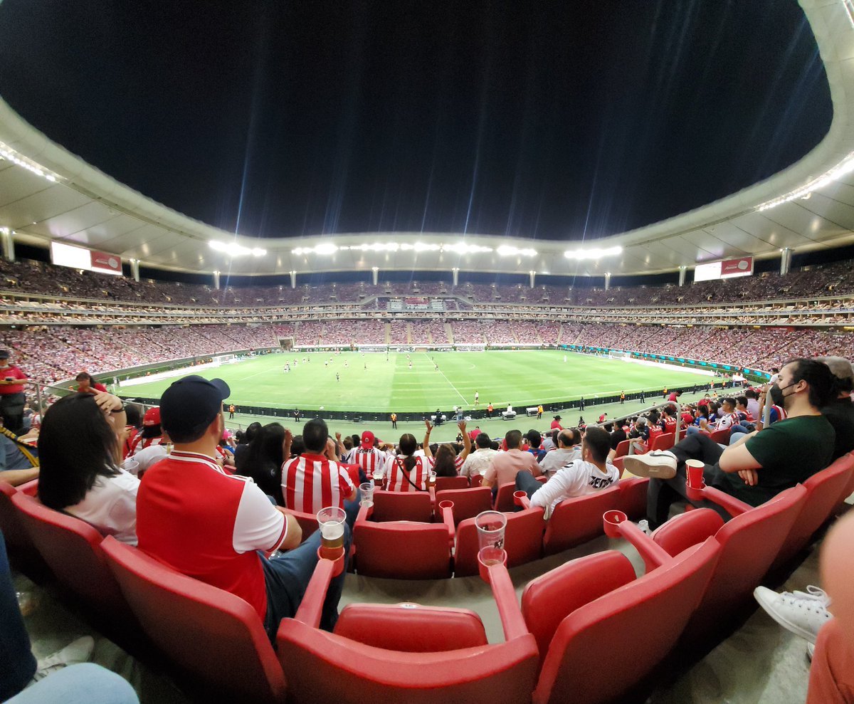 xalexinho_'s tweet photo. Que noche la de anoche @Chivas @ChivasEN_ ❤️⚪️🔵 #116Chivas https://t.co/51HgNWewDn