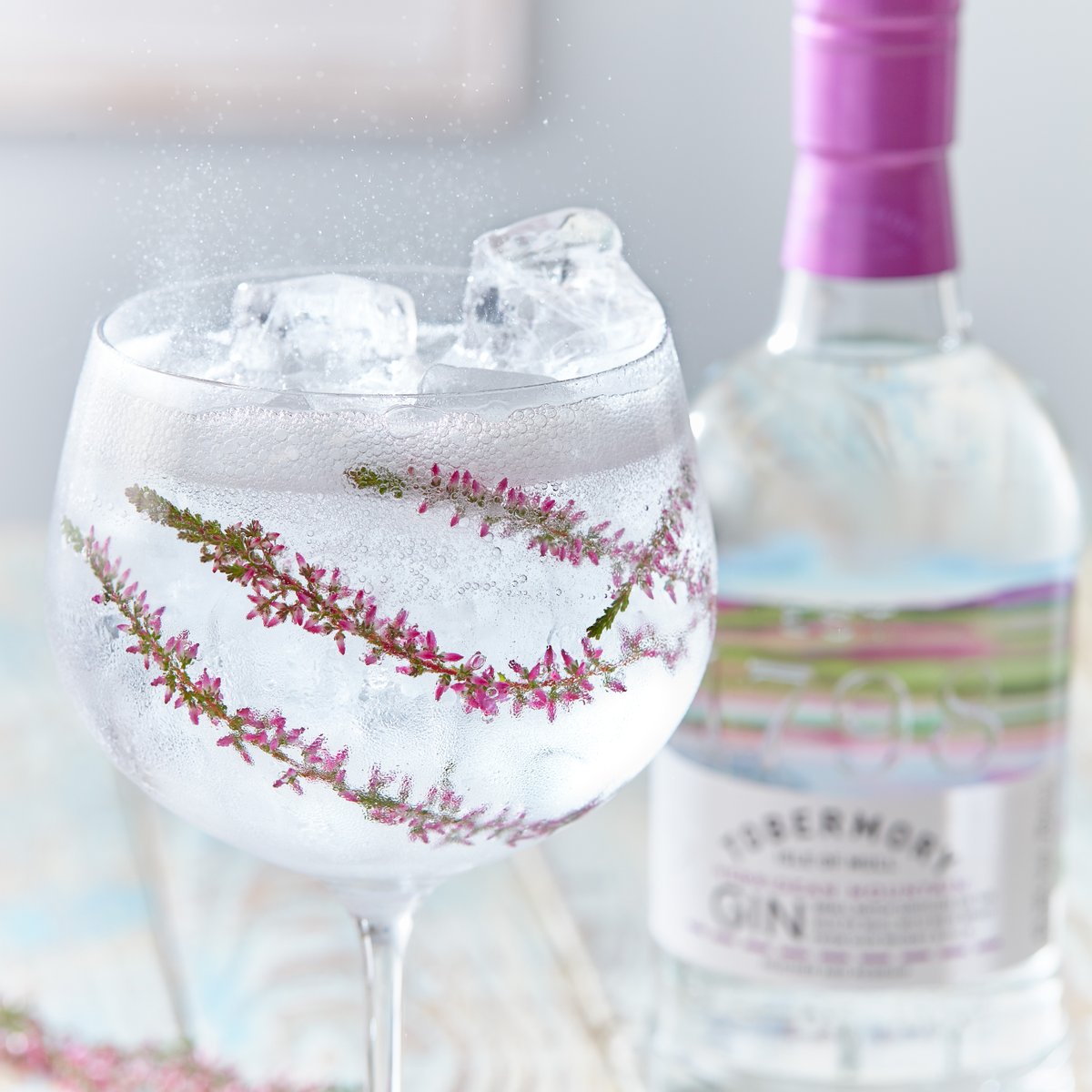 GinLiveLondon's tweet photo. Another incredible exhibitor @TobDistillery!

They start life on a blank canvas &amp; pride themselves on celebrating creativity!

Event tickets in our bio! 🥂

#TobermoryGin #TobermoryDistillery #MullGin #GinLive #Gin #GinLiveLondon #Lifestyle #GinLife #GinLifestyle #GinLondon https://t.co/uUBuvaFZX6