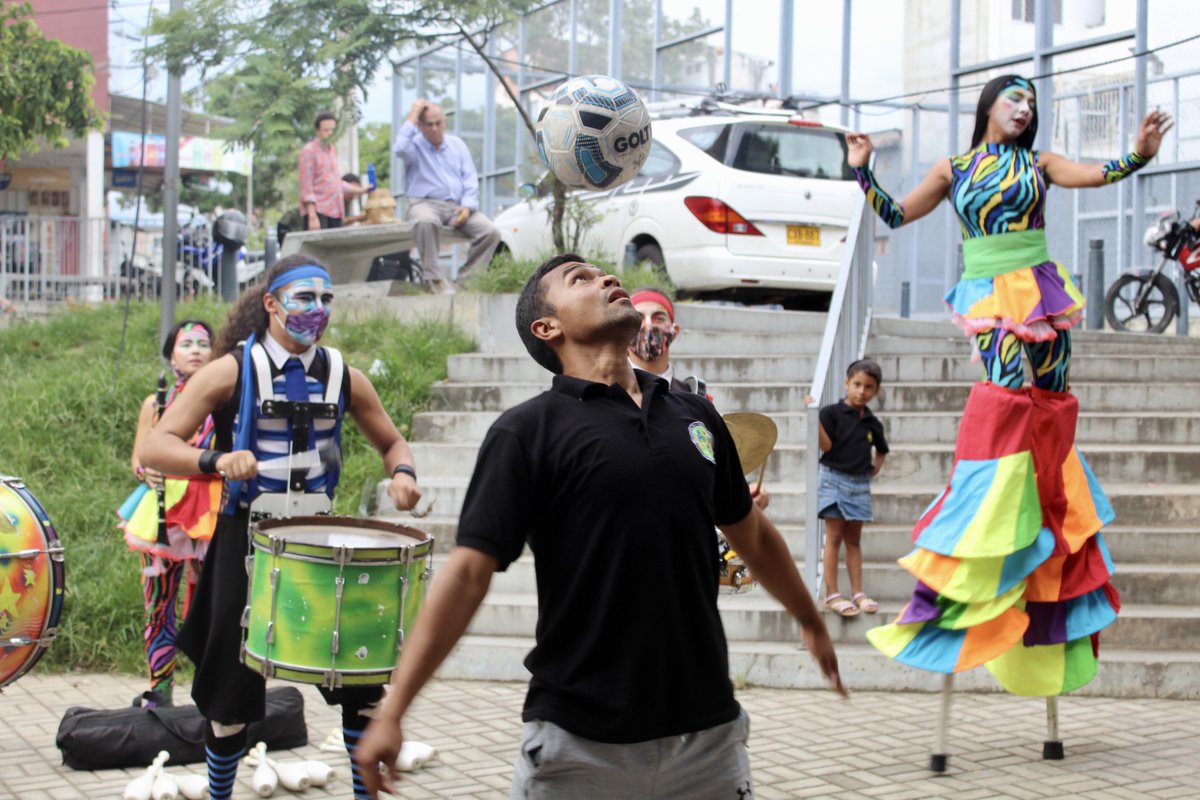 OIMColombia's tweet photo. En #Bucaramanga, festejamos con arte y danza, la integración social de la población refugiada y migrante 🇻🇪 con las comunidades de acogida 🇨🇴. Un encuentro donde hubo espacio para la creación del mural de la integración binacional. https://t.co/Jyt1iblZU0