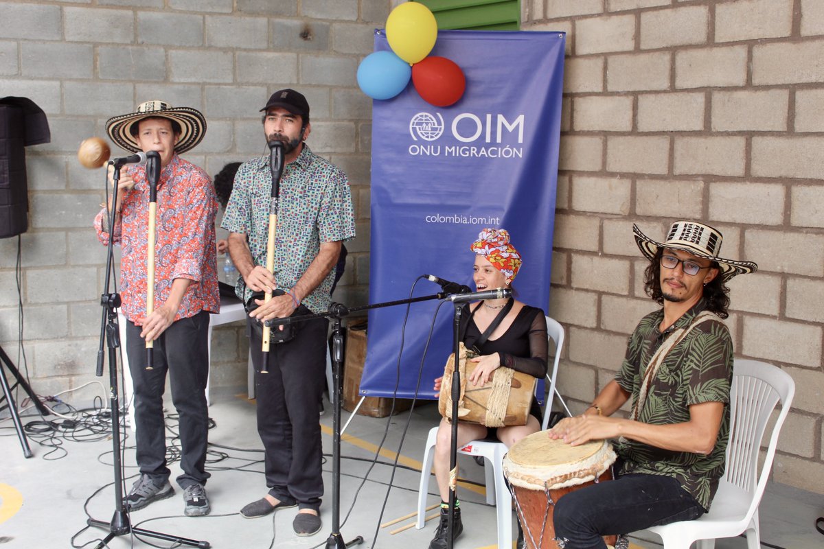 OIMColombia's tweet photo. En #Bucaramanga, festejamos con arte y danza, la integración social de la población refugiada y migrante 🇻🇪 con las comunidades de acogida 🇨🇴. Un encuentro donde hubo espacio para la creación del mural de la integración binacional. https://t.co/Jyt1iblZU0
