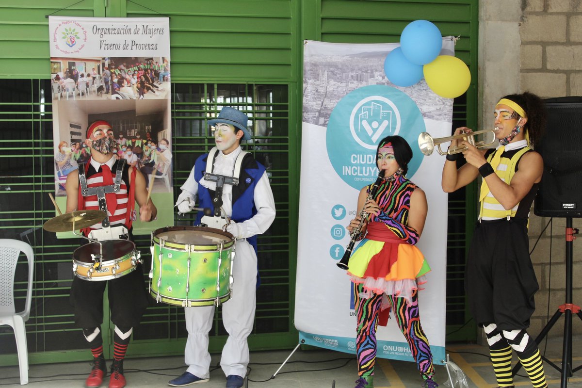 OIMColombia's tweet photo. En #Bucaramanga, festejamos con arte y danza, la integración social de la población refugiada y migrante 🇻🇪 con las comunidades de acogida 🇨🇴. Un encuentro donde hubo espacio para la creación del mural de la integración binacional. https://t.co/Jyt1iblZU0